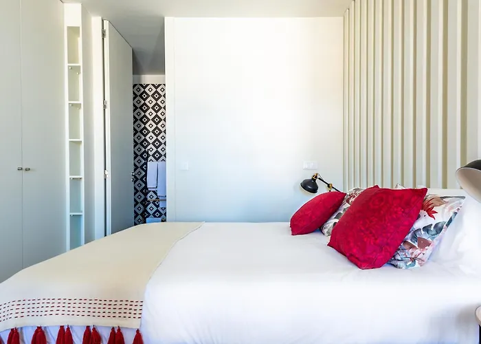 Light-Filled Bonjardim Apartments