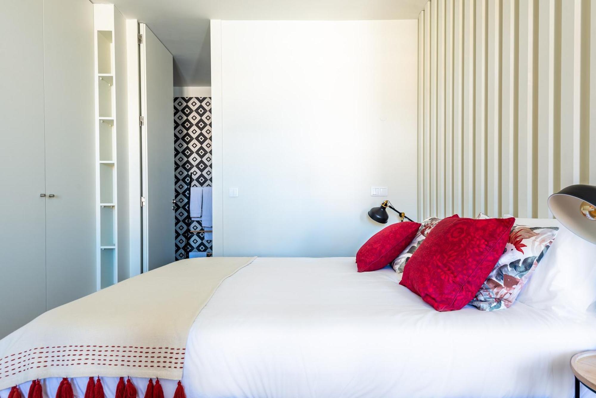 Light-filled Bonjardim Apartment