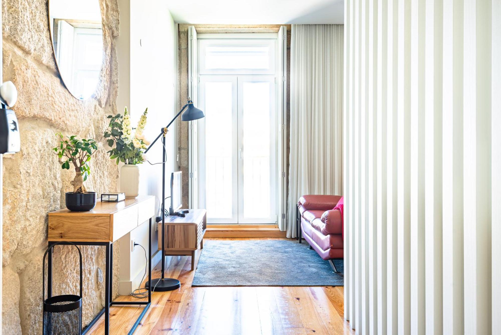 Light-filled Bonjardim Apartment *